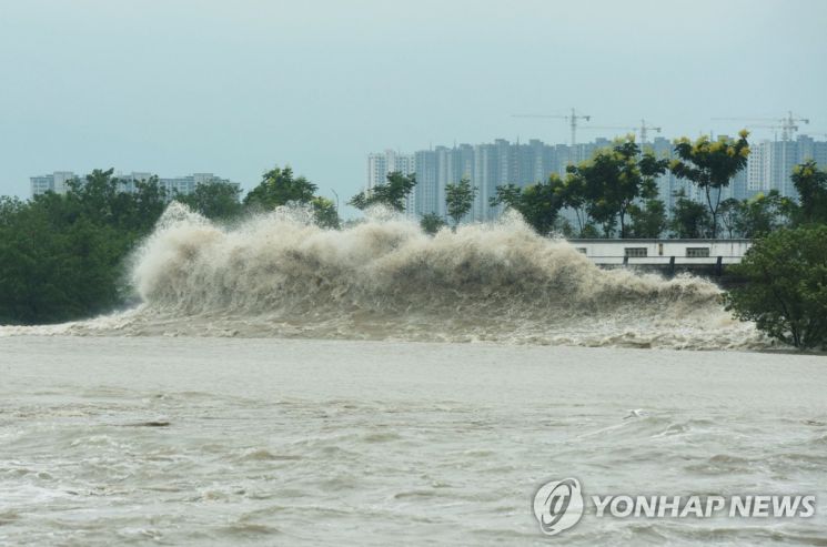 지난해 중국 동부 저장성 항저우에서 태풍 무이파에 의해 생성된 거센 파도가 해안을 따라 부서지고 있다. [이미지출처=연합뉴스]