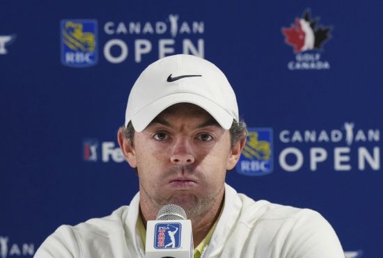 로리 매킬로이가 RBC 캐나다오픈 공식 기자회견에서 PGA투어와 LIV 골프의 합병 관련 질문을 받고 있다.[토론토(캐나다)=AP·연합뉴스]