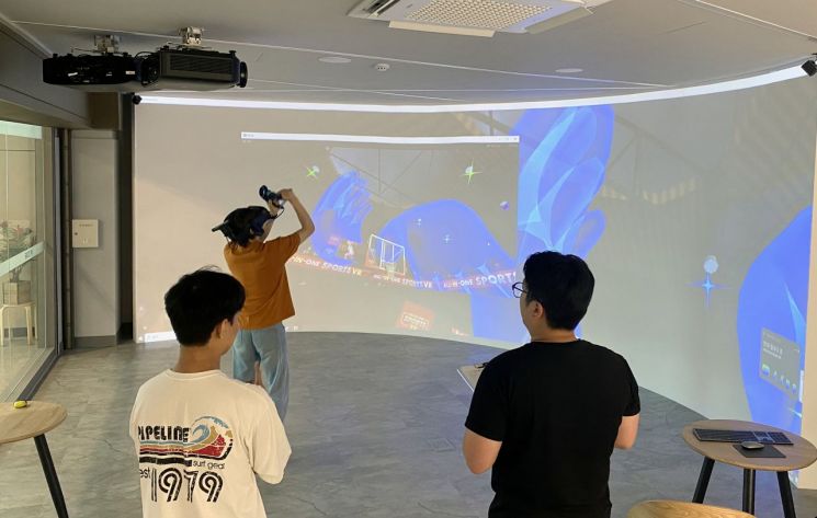 한 학생이 중앙도서관 3층 VR 체험존에서 VR 스포츠 농구게임대회에 참가하고 있다.