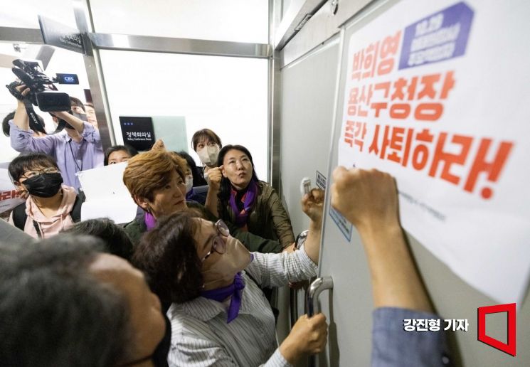 [포토]용산구청장 즉각 사퇴 촉구하는 이태원참사 유가족