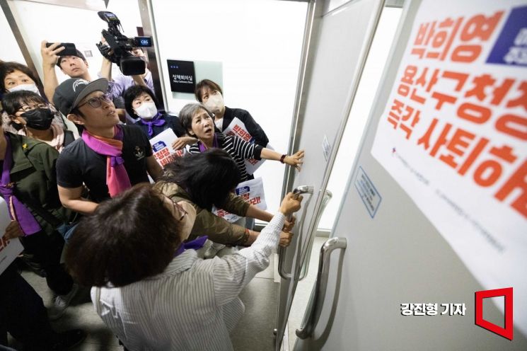 [포토]용산구청장실 앞에 모인 이태원참사 유가족