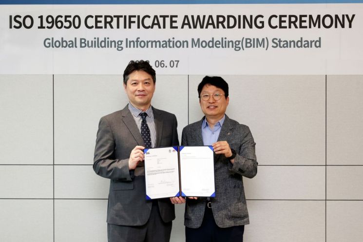 BSI Group Korea 임성환 대표, 오른쪽은 대우건설 안전품질본부 배용주 상무