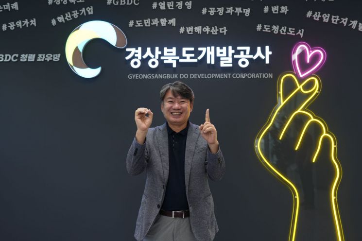 이재혁 경북개발공사 사장이 '일회용품 제로 챌린지' 캠페인을 펼치고 있다.