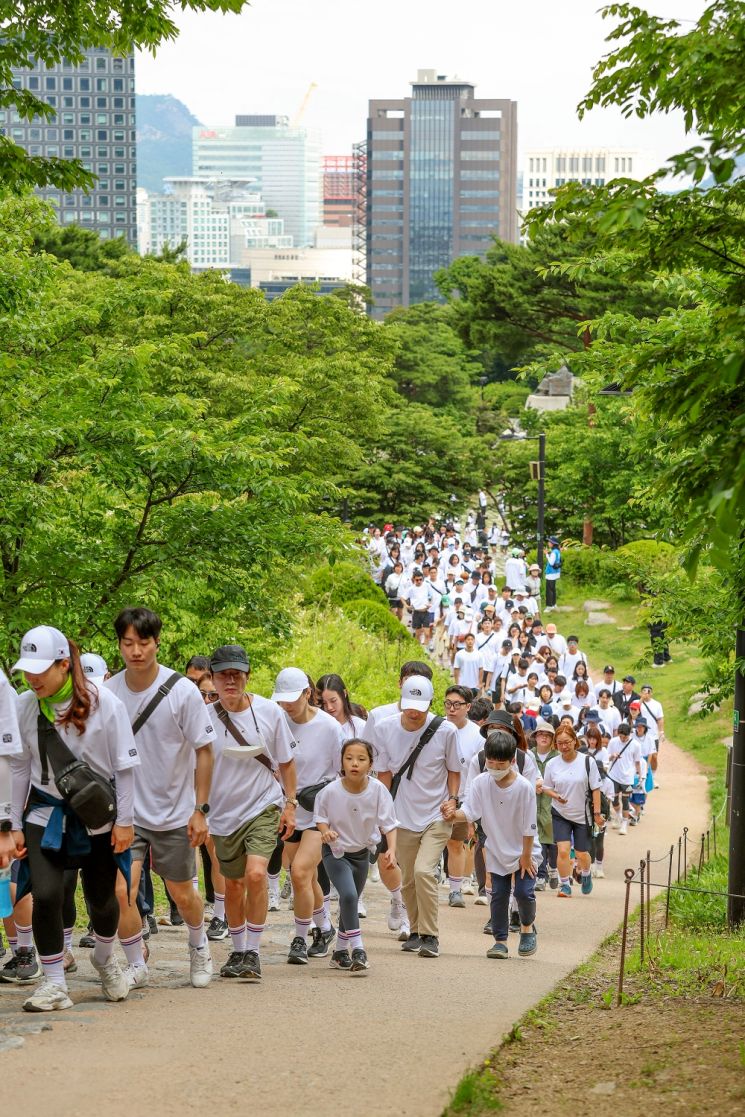 6.6걷기대회 참가자들이 걷고 있다. [사진제공=한국해비타트]