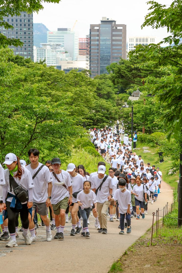 [하루만보 하루천자]기부하러 매일 걷고 뛰는 ‘가수 션’