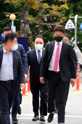 윤홍근 제너시스BBQ 회장이 8일 특정경제범죄가중처벌 등에 관한 법률위반(배임) 혐의에 대한 2차 공판을 위해 수원지방법원성남지원 1호 법정으로 걸어가고 있다. 사진=문혜원 기자