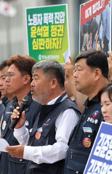 한국노총이 경사노위 참여 중단을 선언한 가운데 8일 오전 서울 용산구 대통령집무실 앞에서 열린 한국노총 공식 기자회견에서 김동명 위원장이 발언하고 있다. 한국노총은 '윤석열 정권 심판'을 위한 전면 투쟁에 나서겠다고 선언했다. [이미지출처=연합뉴스]