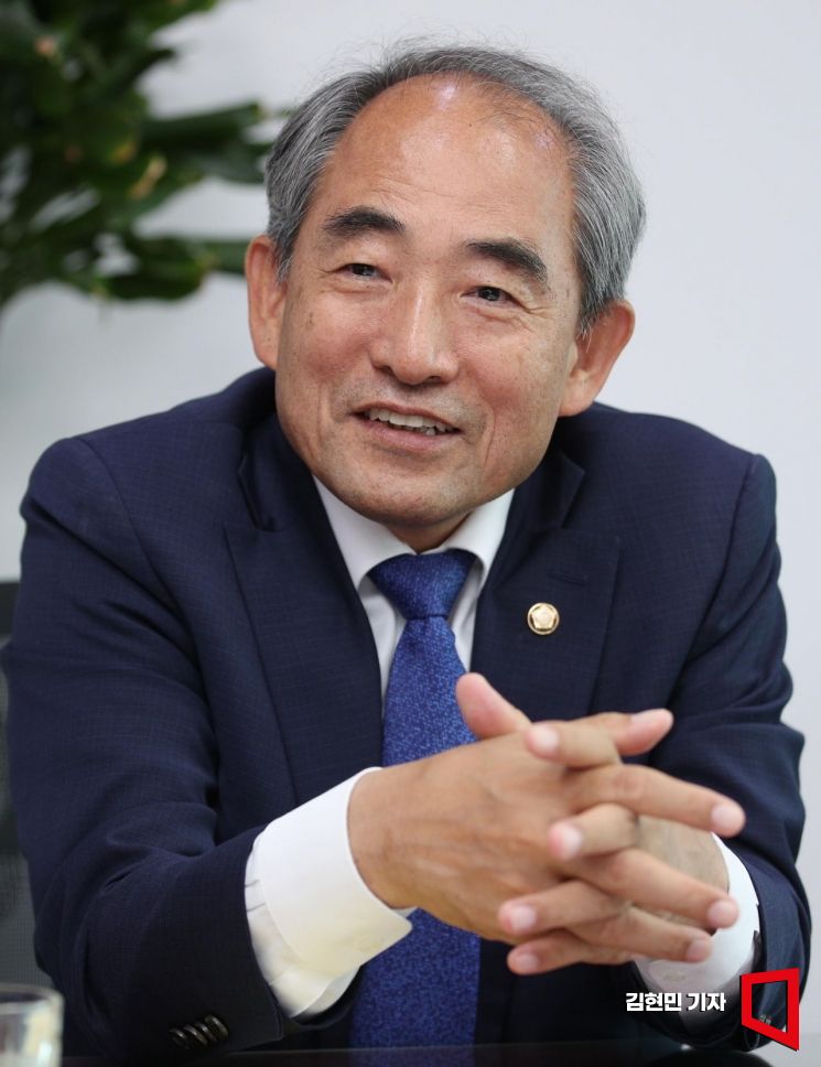 윤준병 더불어민주당 의원이 조국 조국혁신당 전 대표의 사면에 대한 소회를 밝혔다.