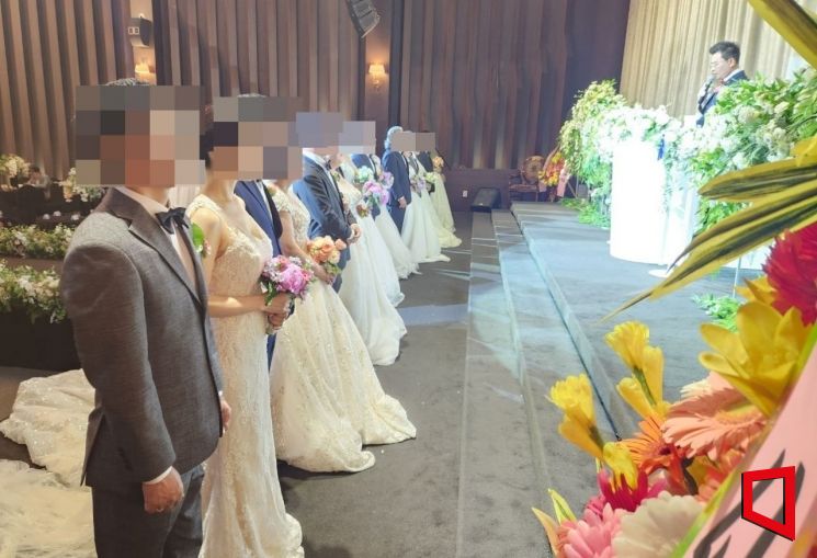 8일 한국법무보호복지공단 광주전남지부가 주최한 '제39회 아름다운 동행 합동결혼식'에서 백년가약을 맺은 8쌍이 주례사를 듣고 있다.[사진=박진형 기자]