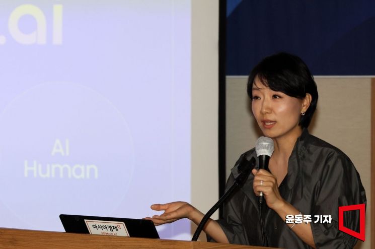 손병희 국민대 교수 겸 마음AI 전무가 8일 서울 중구 프레스센터에서 열린 '제5회 아시아경제 IPR포럼'에서 '초거대언어모델 활용방안에 대하여'라는 주제로 강연을 하고 있다. 사진=윤동주 기자 doso7@