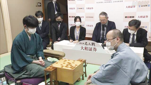 와타나베 아키라(오른쪽)씨와 대국 중인 후지이 소타.(사진출처=NHK)