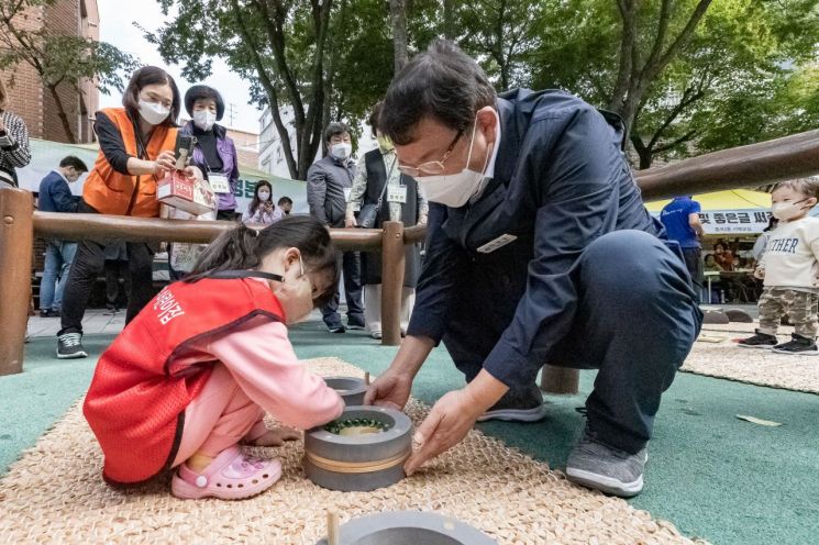 김경호 광진구청장이 어린이와 놀이를 하고 있다.
