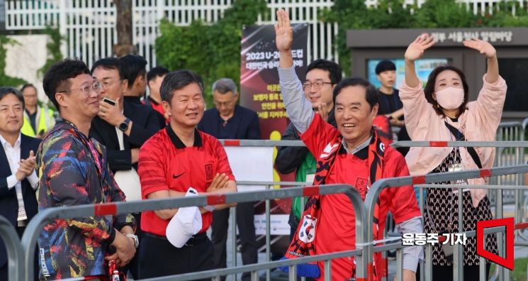 [포토] 동점골에 기뻐하는 김병준 전경련 회장대행