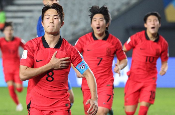 한국 20세 이하(U-20) 남자 축구 대표팀의 주장 이승원이 9일 2023 국제축구연맹(FIFA) U-20 월드컵 준결승 이탈리아와의 경기에서 전반 23분 1대1 동점을 만드는 페널티킥을 성공시킨 뒤 환호하고 있다.   [사진 제공= 연합뉴스]