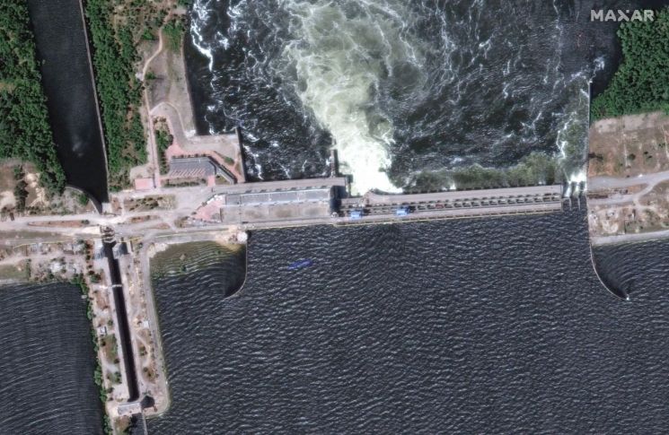 6일(현지시간) 위성업체인 맥사(Maxar)테크놀로지가 공개한 우크라이나 헤르손주의 노바 카호우카 댐 일부 구간이 파괴된 위성사진 모습.[이미지출처=로이터·연합뉴스]
