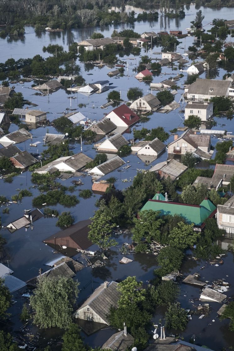 7일(현지시간) 카호우카 댐 폭파로 대량의 물이 유입되며 수몰된 헤르손주 지역의 모습. 헤르손=AP·연합뉴스