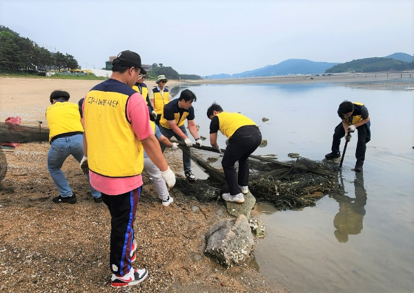 CJ제일제당 임직원들이 인천 마시안 해변 정화활동을 실시하고 있다.[사진제공=CJ제일제당]