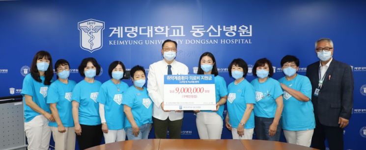 임영웅 팬클럽 '영웅시대'가 계명대 동산병원에 저소득층 환자들을 위해 써달라며 900만원을 기부한 뒤 기념촬영을 하고 있다.