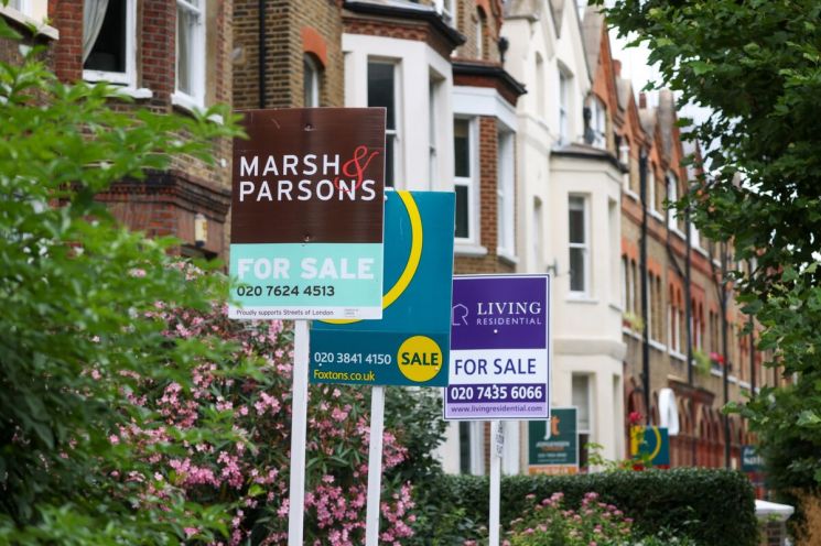 영국 퀸즈파크 인근 주택가에 부동산 매매 광고 표지판이 늘어서있다. [이미지출처=블룸버그]