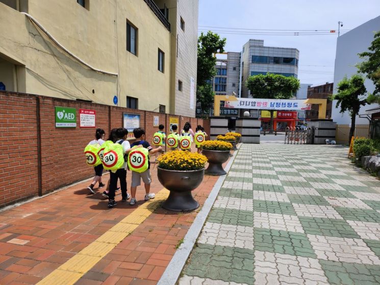 “등하굣길 사고 예방” … ‘청나래’, 대구 동성초교에 안전가방 커버 500개 기부