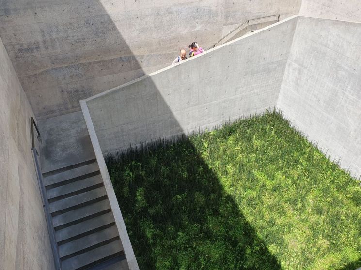 노출콘크리트로 둘러싸인 지추미술관 내부의 직사각형 정원. 사진=조성관 작가