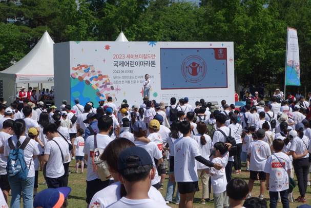 지난 3일 세이브더칠드런에서 주관한 국제어린이마라톤대회에 롯데알미늄 임직원들이 참여한 모습 [사진제공=롯데알미늄]