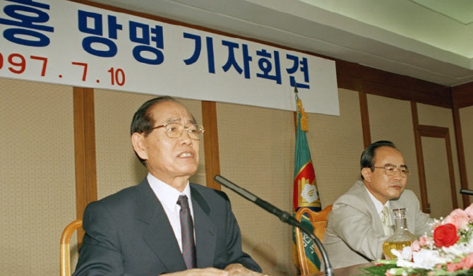 망명 후 기자회견하는 황장엽 전 북한 노동당 비서(왼쪽).사진제공=연합뉴스