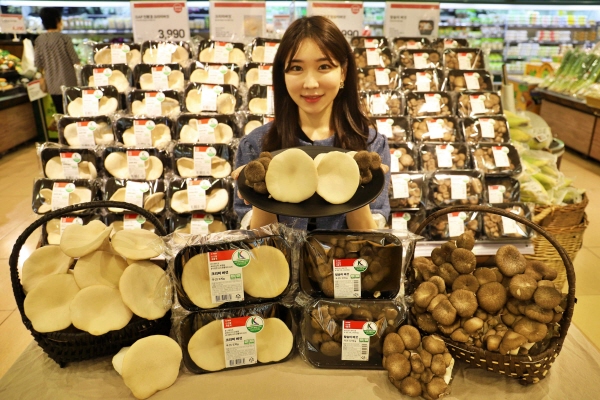 롯데마트 서울역점에서 모델이 이색 버섯을 소개하고 있다. [사진제공=롯데마트]