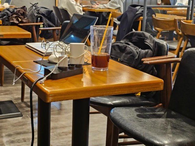 한 카페에서 멀티탭 등을 이용해 전자기기를 충전하고 있는 모습 [사진출처=온라인 커뮤니티 캡쳐]