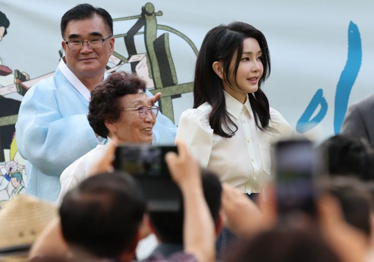 김건희 여사가 9일 오후 충남 서천군 한산모시관 이음무대에서 열린 제33회 한산모시문화제 개막식에 입장하고 있다. [이미지출처=연합뉴스]