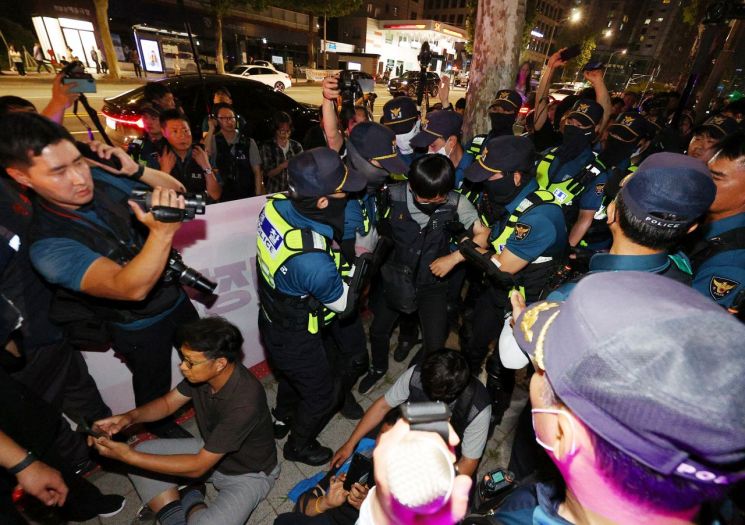 경찰, 대법원 앞 비정규직 야간 문화제 강제 해산 돌입