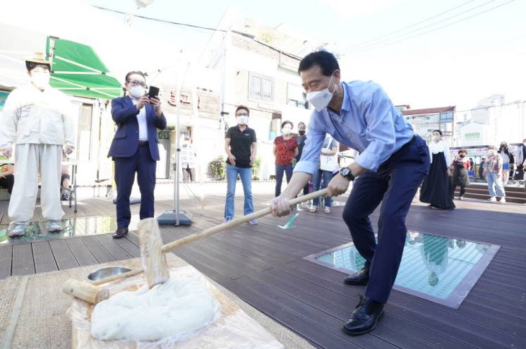 지난 명절에 이승로 성북구청장이 정릉시장에서 떡메치기 체험행사에 참여한 모습