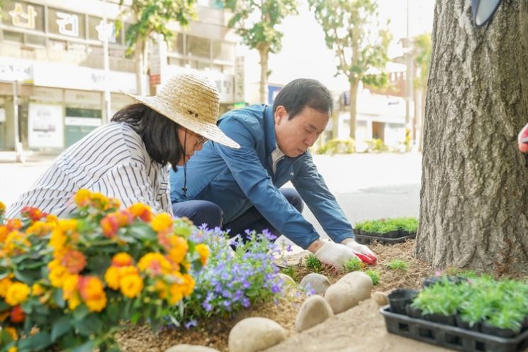 (우측)박홍률 목포시장이 사계패랭이 꽃을 심고있다. [사진제공=목포시]