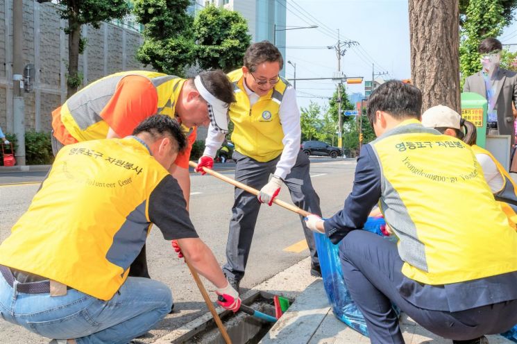 최호권 영등포구청장 빗물받이 청소 자원봉사 