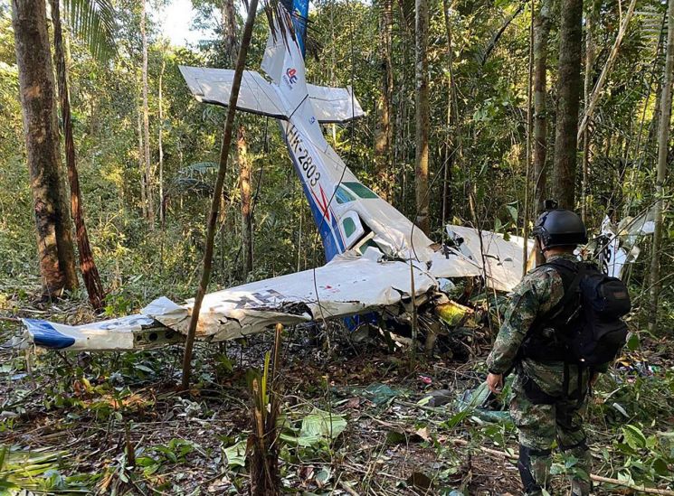 지난달 1일(현지시간) 아마존 정글에 추락한 소형 비행기 모습 [이미지출처=AFP연합뉴스]