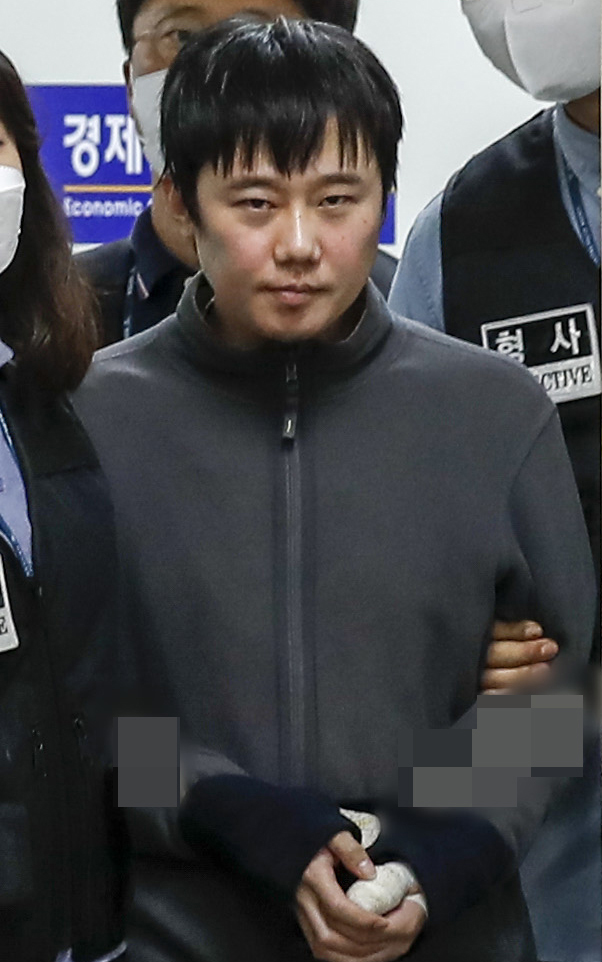 지난해 9월21일 신당역 역무원 살해 피의자 전주환이 남대문경찰서에서 검찰로 이송되고 있다. [사진출처=연합뉴스]