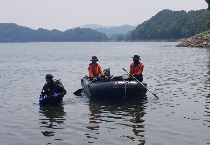 다슬기 잡이 안전사고 수난훈련 모습. [사진출처=충북소방본부]