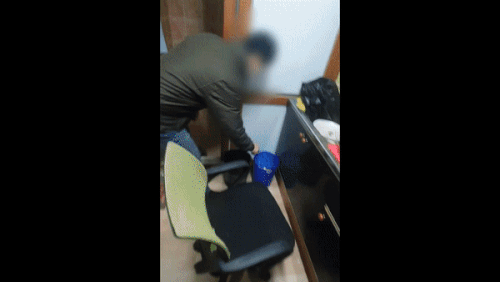 압수수색 과정에서 숨겨둔 마약을 찾아내는 경찰. [사진출처=인천경찰청]