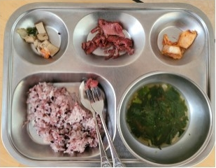 급식이 부실하게 배식됐다는 의혹을 제기하며 학부모가 지역 맘카페에 올린 사진. [이미지출처=연합뉴스]