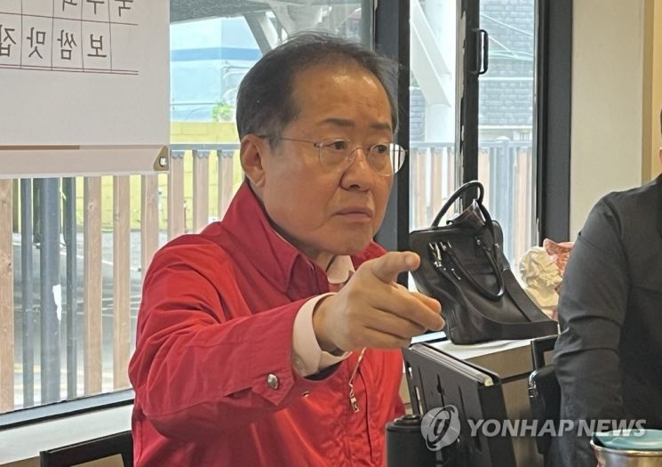 지난 4월 14일 기자간담회를 갖은 홍준표 대구시장이 본인이 국민의힘 상임고문역에서 해촉된 것과 최근 자신의 발언으로 논란이 된 내용 등에 대해 설명하고 있다. [사진=연합뉴스]