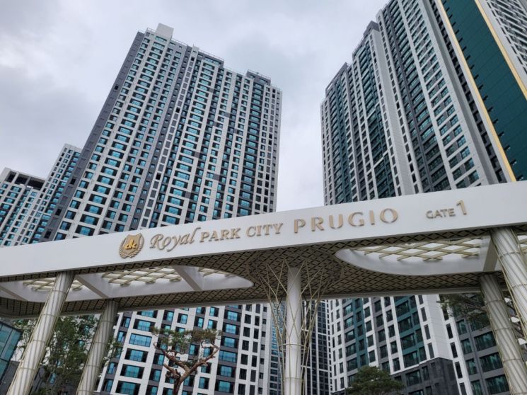 全长280米、高11米的Geomam Station Royal Park City Prugio小区入口门楼。车完镕记者供图