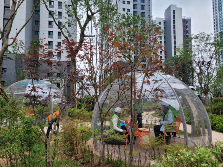 小区各处设置了住户休憩空间穹顶凉亭。차완용 记者供图