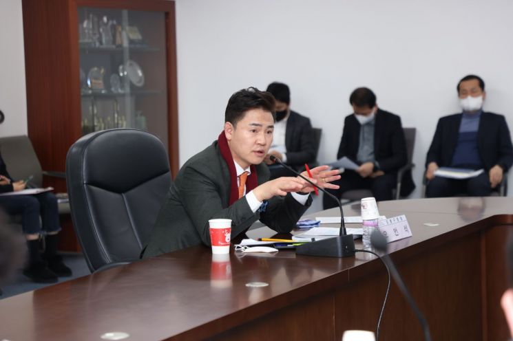오언석 도봉구청장이 지난해 12월 26일 열린 도봉구 상권활성화 연구용역 최종보고회 및 상인 간담회에서 발언하고 있다.