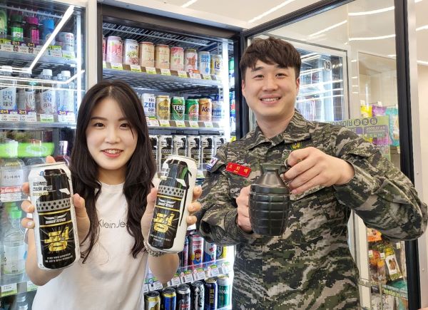 CU가 뚜껑 오픈형 맥주(일명: 왕뚜껑 맥주)의 국산 버전인 서든어택 펑 크림에일을 출시했다. 사진은 모델들이 해당 제품을 들고 있는 모습. [사진제공=BGF리테일]