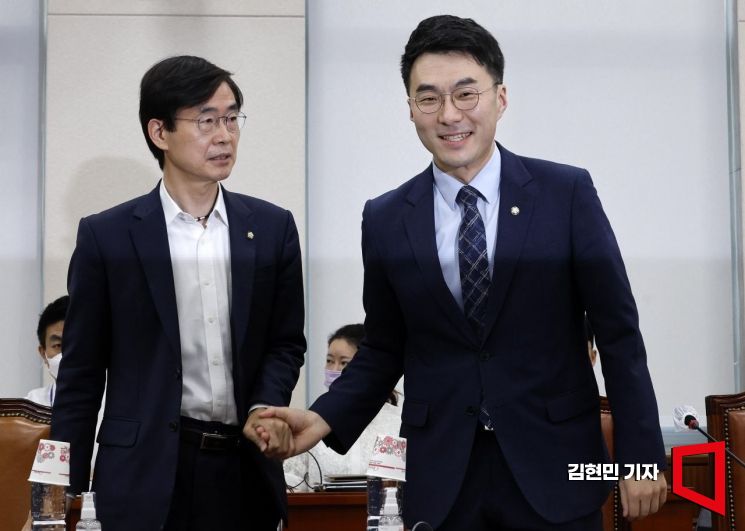 김남국 무소속 의원과 조경태 국민의힘 의원이 12일 국회에서 교육위원회 전체회의에서 인사하고 있다. 사진=김현민 기자 kimhyun81@