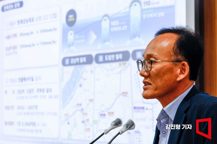 권완택 서울시 물순환안전국장이 12일 서울시청 브리핑실에서 '23년 서울시 풍수해대책 추진사항'을 설명하고 있다. 사진=강진형 기자aymsdream@