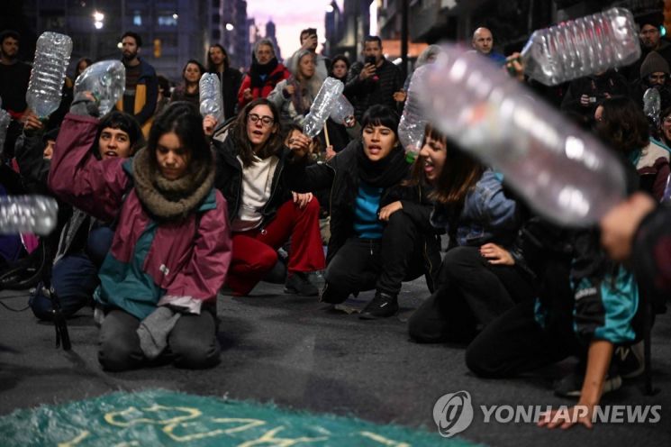 지난 5월 물 부족 사태에 항의하는 우루과이 시민들 모습. [이미지출처=AFP연합뉴스]