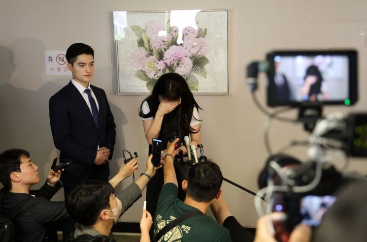 12일 오후 부산 연제구 부산고등법원에서 열린 '부산 돌려차기 사건' 항소심을 마치고 피해자가 인터뷰를 하며 눈물을 흘리고 있다. [이미지출처=연합뉴스]