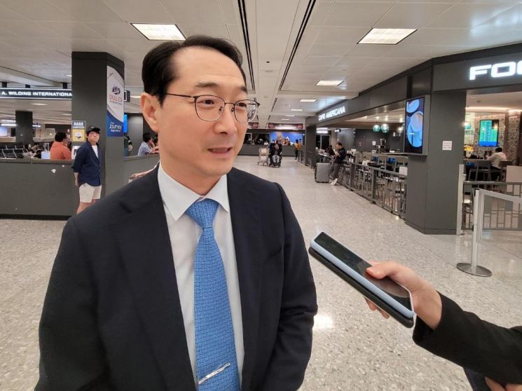 김건 한반도평화교섭본부장이 11일(현지시간) 미국 워싱턴DC 인근 덜레스 공항에서 취재진과 인터뷰하고 있다. [이미지출처=연합뉴스]