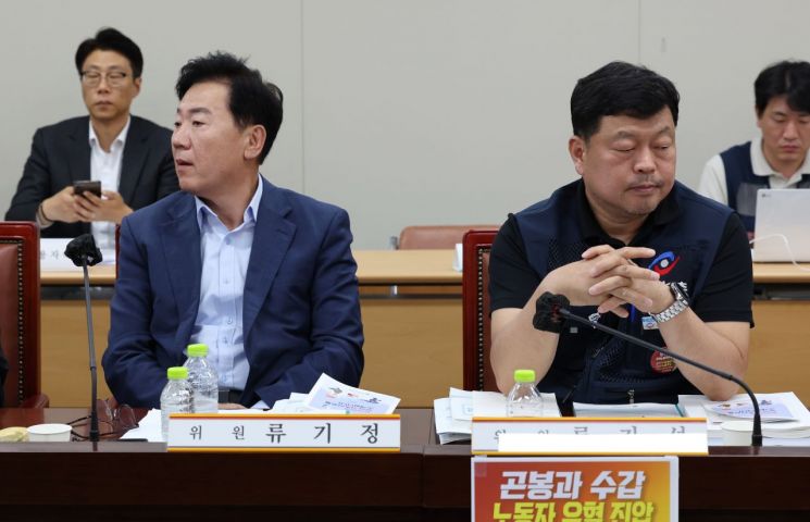 정부세종청사 최저임금위원회 회의실에서 열린 사용자위원인 류기정 한국경영자총협회 전무(왼쪽)와 근로자위원인 류기섭 한국노총 사무총장이 자리하고 있다. [이미지출처=연합뉴스]
